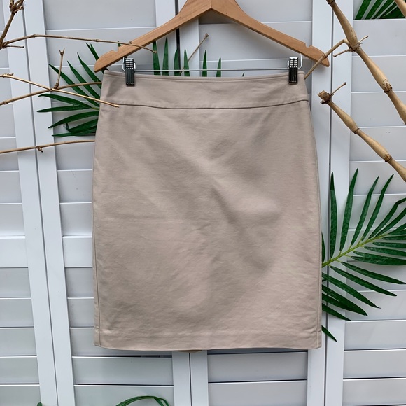 Ann Taylor Dresses & Skirts - Ann Taylor Fully Lined Khaki color pencil skirt 6